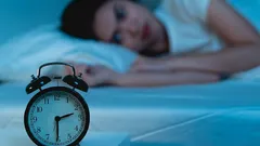 Varför vaknar jag alltid runt 03–04? Här är de vanligaste orsakerna och vad du kan göra
